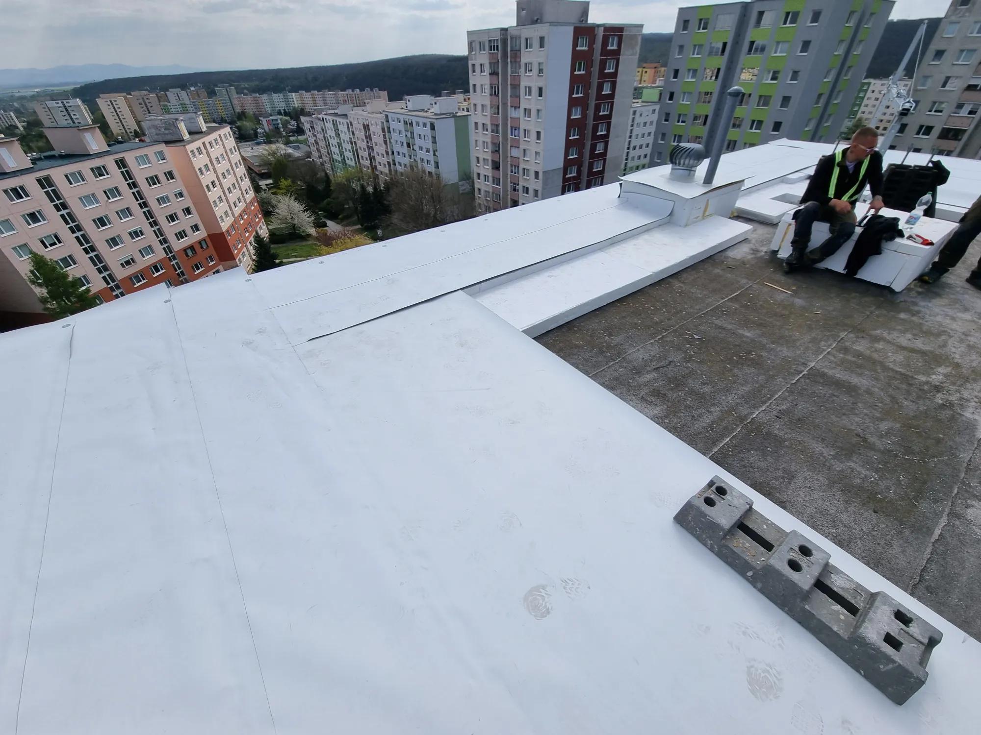 Zateplenie a hydroizolácia strešného plášťa, BD Zombova, Košice