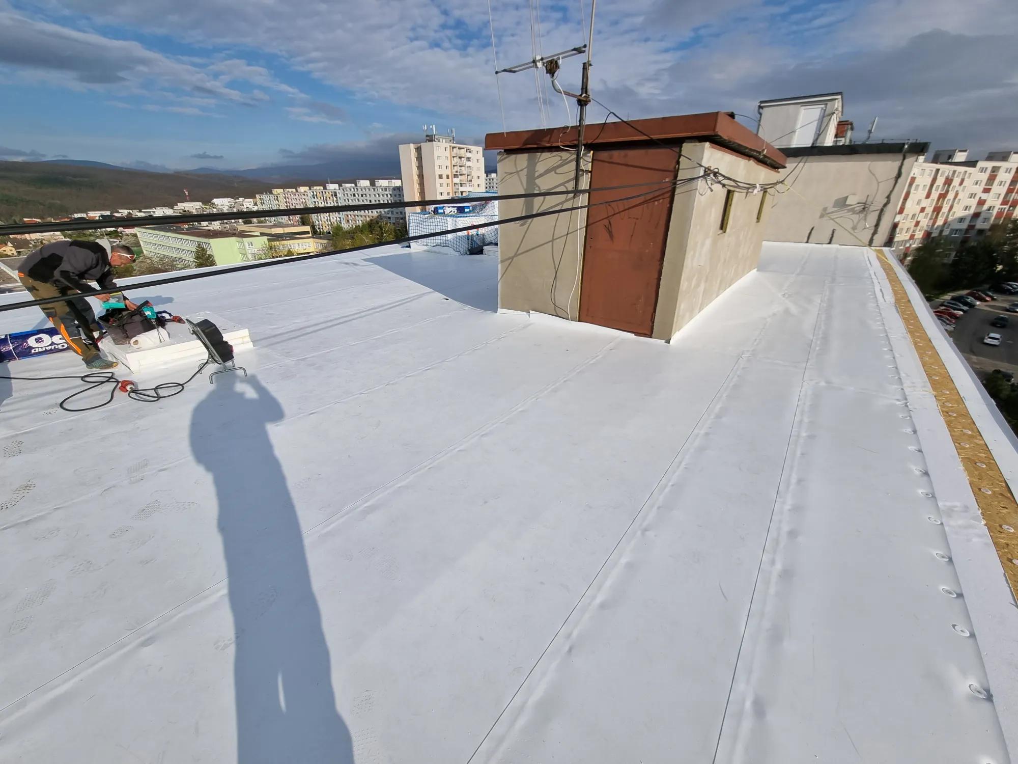 Zateplenie a hydroizolácia strešného plášťa, BD Zombova, Košice